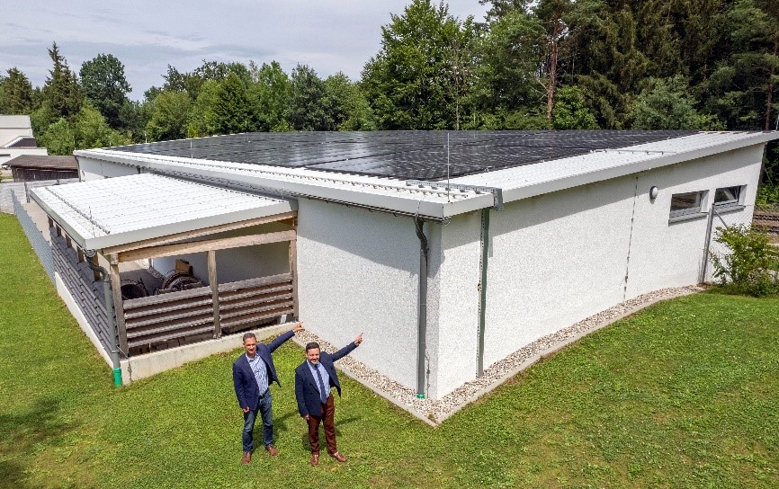 die neue Photovoltaik-Anlage auf dem Dach des Technikgebäudes im Freibad Traunreut