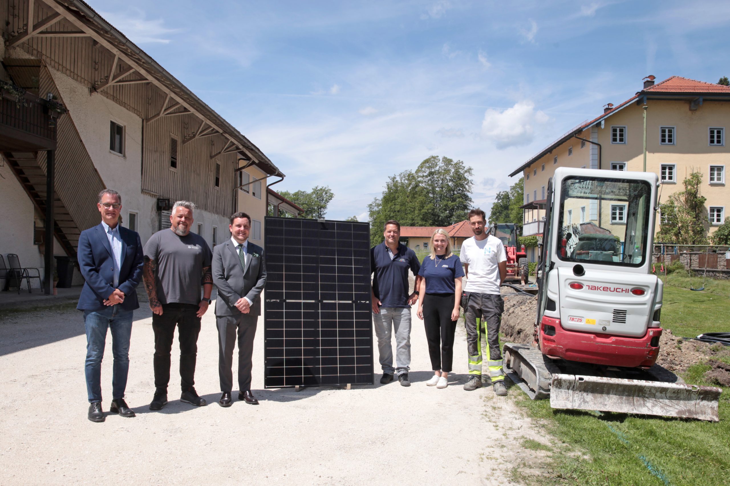 Bild mit den ausführenden Firmen, die eine PV-Anlage auf dem Dach der Talmühle errichtet haben